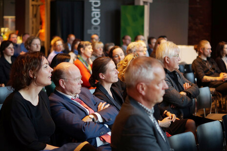 Publikum sitzend der Auftaktveranstaltung